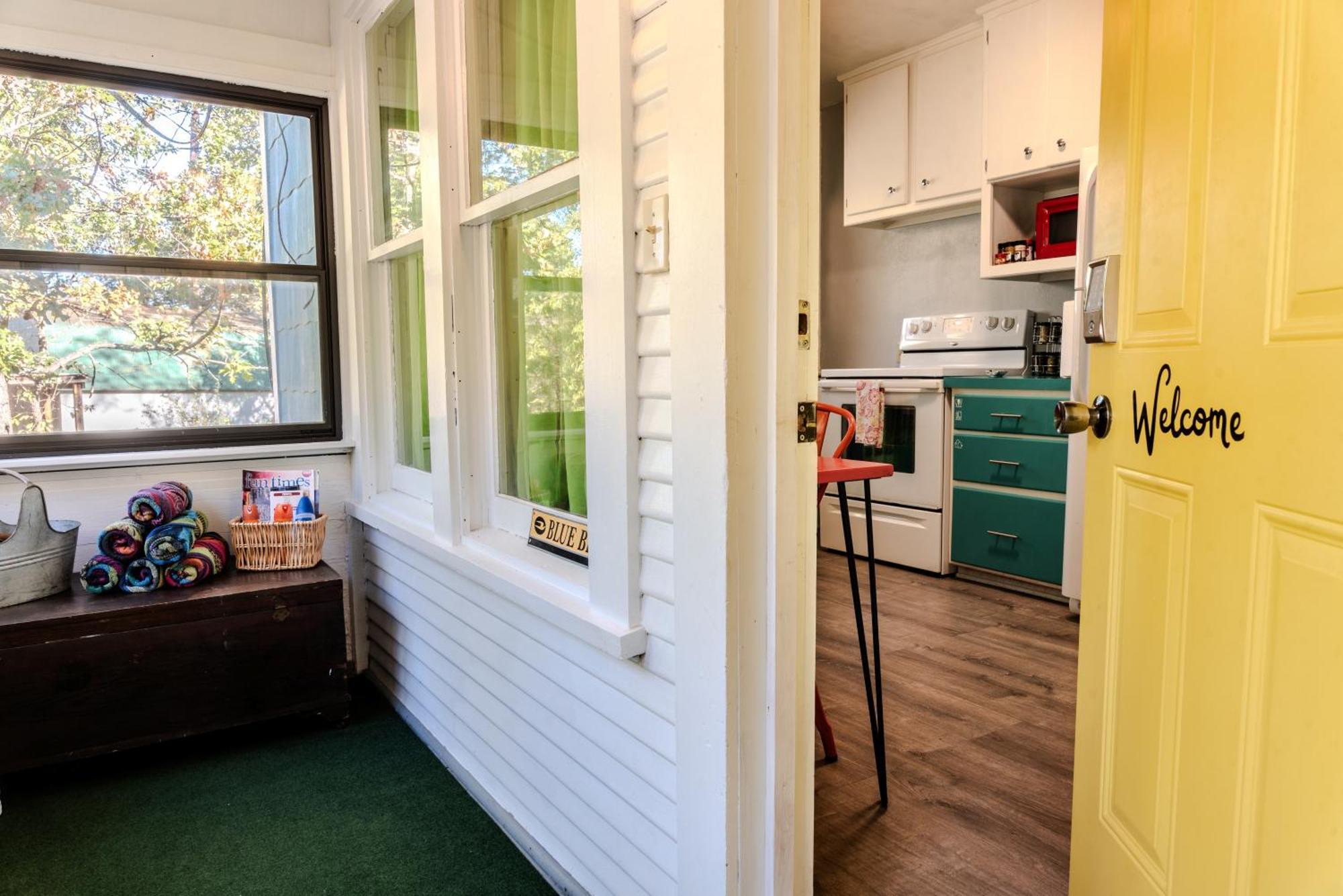 The Bluebird Cottage Style Cabin With Hot Tub Near Turner Falls And Casinos Davis Exterior photo